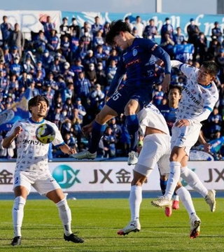 　水戸-大分　後半、ヘディングで先制ゴールを決める水戸・多田（中央上）＝Ｋｓスタ