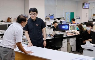 　石川県輪島市役所の窓口で業務する職員ら＝９月