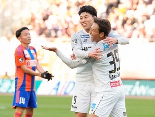 　新潟-柏　後半、ハットトリックを達成し、中川（右）に祝福される柏・細谷＝デンカＳ