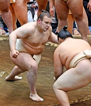 　大相撲の冬巡業で稽古する安青錦＝長崎県諫早市