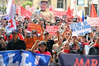　マニラの繁華街をデモ行進する人々＝３０日（共同）