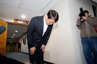 　３０日、ソウルの政府庁舎を訪れ謝罪するクーパンのパク・デジュン社長（聯合＝共同）