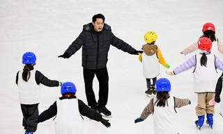 　スケート教室で小学生に指導する高橋大輔さん＝３０日、オーヴィジョンアイスアリーナ福岡