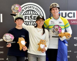 　ＢＭＸフリースタイル・パークのＷ杯最終戦決勝で初優勝した女子の小沢美晴（中央）と２位の吉田実央（左）ら＝３０日、茨城県境町のアーバンスポーツパーク
