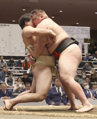 　決勝で大森康弘（左）を寄り倒す鮫島輝。大学１年でアマチュア横綱となった＝両国国技館