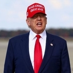 　「米国を再び偉大に」のロゴが入った帽子をかぶるトランプ大統領＝１０月３０日、ワシントン郊外のアンドルーズ空軍基地（ロイター＝共同）