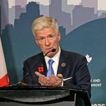 　記者会見するカナダのホジソン・エネルギー・天然資源相＝１０月３１日、カナダ・トロント（共同）