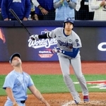 　米大リーグ・ブルージェイズとのワールドシリーズ第６戦の８回、二塁打を放つドジャースの大谷翔平。投手フルーハティ＝３１日、トロント（共同）