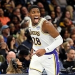 　グリズリーズ戦で３点シュートを決めて喜ぶレーカーズの八村＝メンフィス（ゲッティ＝共同）