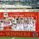 　柏を破り３大会ぶり２度目の優勝を果たし、喜ぶ広島の選手たち＝国立競技場