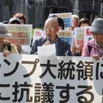 　広島市の原爆ドーム前で開かれた抗議集会で、発言する県被団協理事長の佐久間邦彦さん（中央）＝１日午後