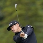 　第３日、１５番でショットを放つ佐藤大平。通算１６アンダーで首位＝成田ヒルズＣＣ