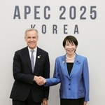 　会談前にカナダのカーニー首相（左）と握手する高市首相＝１日、韓国・慶州（共同）