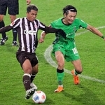 　ザンクトパウリの藤田（左）と競り合うボルシアＭＧの町野＝ハンブルク（共同）