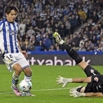 　ビルバオ戦の後半、ゴール前に攻め込むレアル・ソシエダードの久保（左）＝サンセバスチャン（共同）