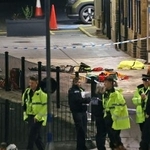 　複数人が刺された事件の容疑者が逮捕された現場近くに集まる警察官＝１日、英南東部ケンブリッジシャー（Ｃｈｒｉｓ　Ｒａｄｂｕｒｎ／ＰＡ通信・共同）
