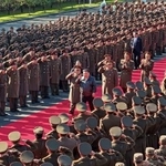 　軍の特殊作戦部隊の指揮所を訪れた北朝鮮の金正恩朝鮮労働党総書記（中央）＝１日（朝鮮中央通信＝共同）