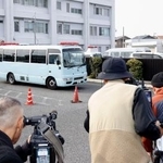 　送検のため愛知県警春日井署を出る、安福久美子容疑者を乗せた車両＝２日午前９時５分