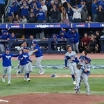 　米大リーグ、ブルージェイズとのワールドシリーズ第７戦を制して２連覇を達成し、喜ぶドジャースの山本由伸（右から２人目）ら＝２日、トロント（共同）