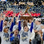 　米大リーグ、ワールドシリーズのＭＶＰに選ばれ、トロフィーを掲げるドジャース・山本由伸＝２日、トロント（共同）