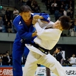 　男子６０キロ級３回戦　足立悠晟（右）と対戦する高藤直寿。敗退した＝千葉ポートアリーナ