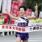 　１位でゴールする駒大のアンカー・山川拓馬＝伊勢神宮