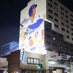 　１日、米ロサンゼルス・リトルトーキョーにある大谷翔平選手の壁画の前で、ドジャースのワールドシリーズ連覇を喜ぶファン（共同）