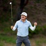 　最終日、ウイニングパットを決めガッツポーズする佐藤大平。通算２０アンダーでツアー初勝利を果たした＝成田ヒルズＣＣ