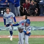 　米大リーグ、ブルージェイズとのワールドシリーズ第７戦を制して２連覇を達成し、捕手スミスに抱きかかえられるドジャースの山本由伸＝２日、トロント（共同）