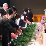 　鹿児島県鹿屋市で営まれた合同追悼式で献花する参列者＝２日午前