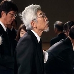 　遺族代表として合同追悼式に参列した小田部哲哉さん（中央）＝２日午前、鹿児島県鹿屋市