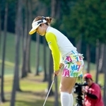 　最終日、１８番でバーディーパットを沈める仲村果乃。通算１４アンダーでツアー初優勝を果たした＝武蔵丘コース