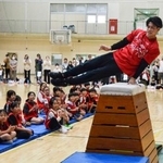 　母校の千葉・市船橋高で体操教室に参加し、跳び箱の上であん馬の旋回を披露する橋本大輝＝２日