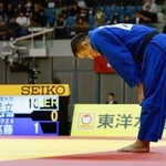 　男子６０キロ級３回戦で敗れ、一礼する高藤直寿＝千葉ポートアリーナ