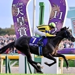 　第１７２回天皇賞・秋を制したクリストフ・ルメール騎乗のマスカレードボール＝東京競馬場