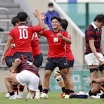 　早大に勝利し喜ぶ帝京大フィフティーン＝秩父宮