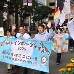 　福岡市の繁華街天神をパレードする「九州レインボープライド」の参加者＝２日午後