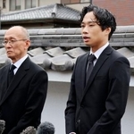 　高羽奈美子さんの二十七回忌法要を終え、取材に応じる長男航平さん（右）と夫悟さん＝２日午前、名古屋市