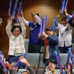 　大谷翔平の出身地、岩手県奥州市で開かれた米大リーグワールドシリーズのパブリックビューイングで、ドジャースの２連覇を喜ぶ人たち＝２日午後