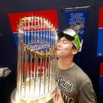 　ワールドシリーズ２連覇を果たし、シャンパンファイトでトロフィーと記念撮影するドジャース・山本＝トロント（代表撮影・共同）