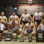 　団体戦で３年ぶり３２度目の優勝を果たし、記念写真に納まる西出大毅（後列右から２人目）ら日大の選手たち＝堺市大浜相撲場