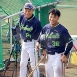 　新体制での秋季キャンプが始まり、笑顔で指導するヤクルトの池山監督。手前は西村＝２日、愛媛県松山市