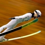 　女子で優勝した丸山希の１回目＝大倉山