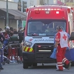 　火災現場で活動に当たる救急隊員ら＝１日、メキシコ北西部エルモシジョ（ロイター＝共同）
