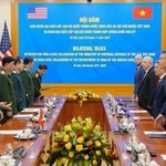 　２日、ベトナム・ハノイで会談するファン・バン・ザン国防相（左端）とヘグセス米国防長官（右端）（共同）