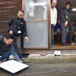 　衛星インターネットサービス「スターリンク」を設置する住民ら＝２日午前、石川県かほく市