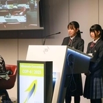 　２日、スイス・ジュネーブで、水銀問題への取り組みなどを発表する熊本県立水俣高の本山典美さん（左）と岩阪望央さん（共同）