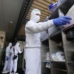 　食品会社の工場で作業するベトナム人職員＝１０月、東京都内