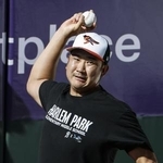 　ブルペンで投球するオリオールズ・菅野＝８月、サンフランシスコ