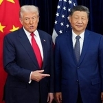 　トランプ米大統領（左）と中国の習近平国家主席＝１０月３０日、韓国・釜山（ゲッティ＝共同）